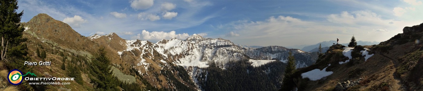 84 Sul cocuzzolo delal montagna con vista sulla vallata.jpg